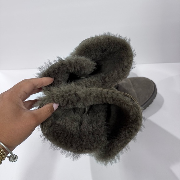 UGG Youth Bailey Button down Boot - Picture 7 of 8